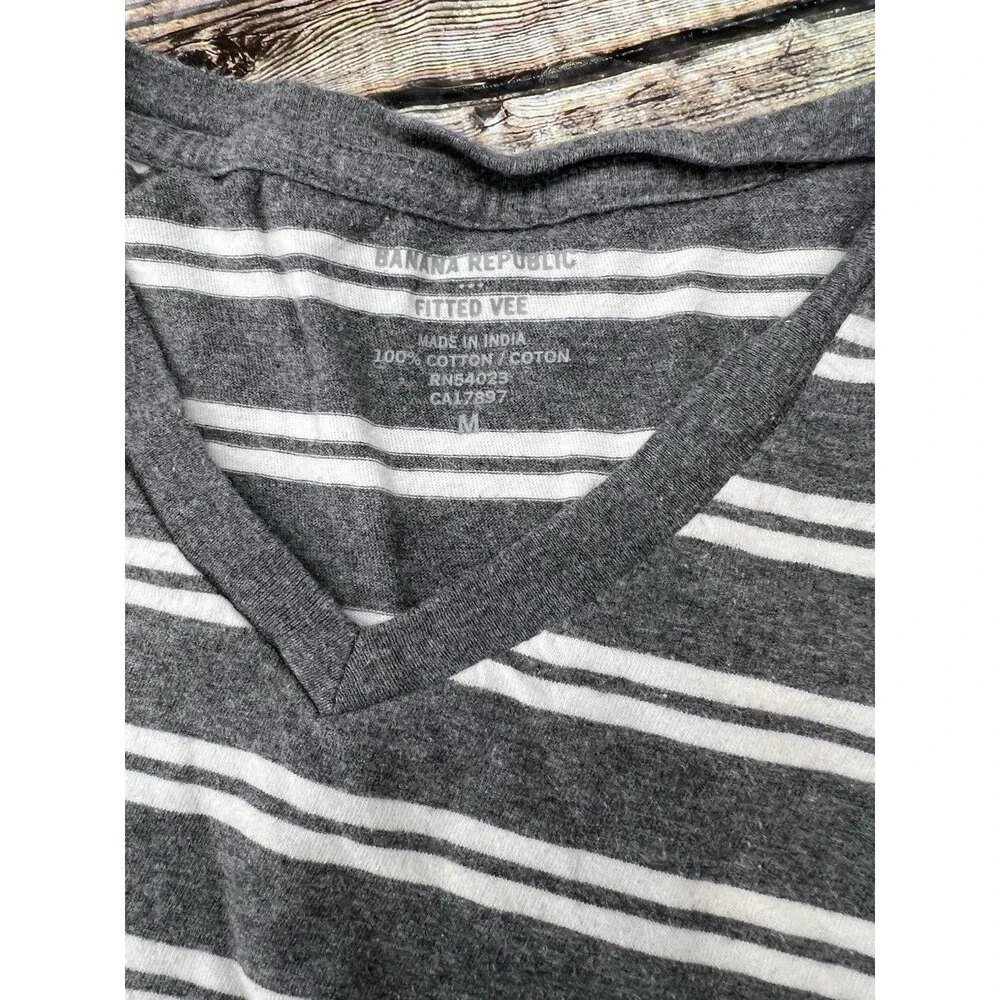 Banana Republic Men's Size Medium Fitted Vee T-Shirt Gray/White Stripe
